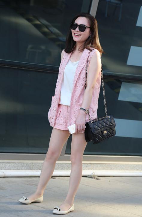 街拍:图一小姐姐害羞捂脸,娇羞的表情最让人心动