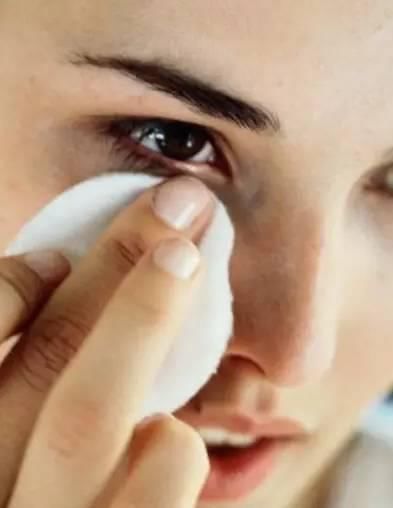 你以为黑眼圈都是睡眠不足惹的祸，万万没想到却是被它给害的！