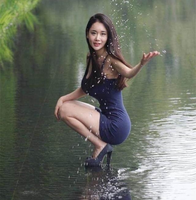 妙龄美女的小包臀裙,这身材有种浓郁的女人味