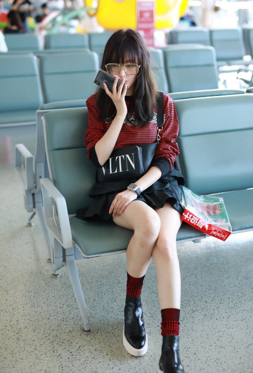 张天爱剪了“厌世刘海”也太路人了，在机场差点认不出来她是谁！