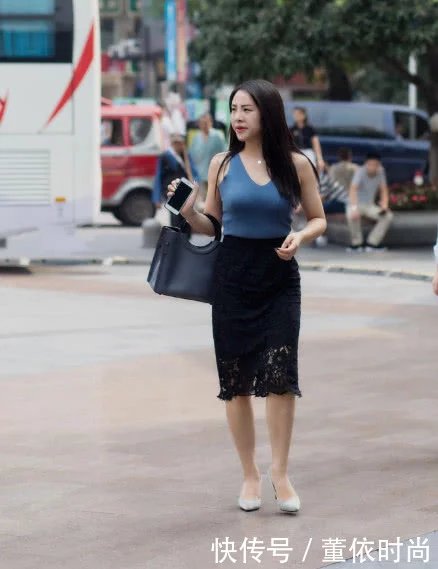 小姐姐蓝色背心搭配包臀裙尽显丰满身材，路人小姐姐也丝毫不输于