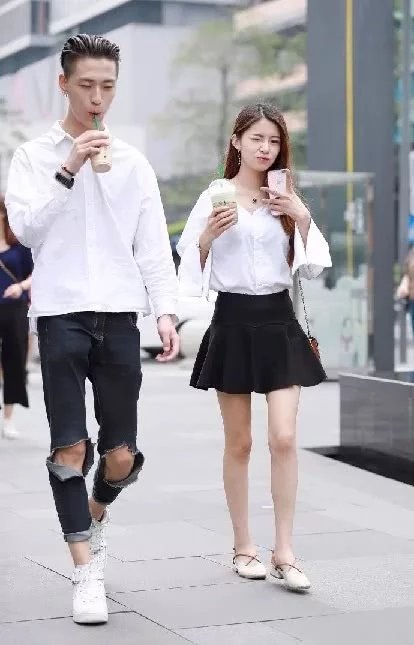 火辣迷人小姐姐，时尚穿搭牛仔超短裤大秀美腿诱惑