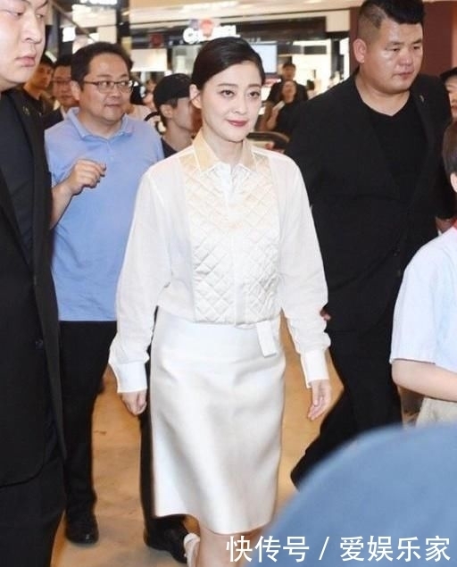 「终于」梅婷终于老了!一笑满脸都是褶子了,化妆后看着还像44岁