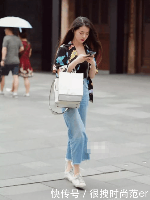 街拍: 图3黑色T恤百搭, 左边美女身材性感亮点十足!