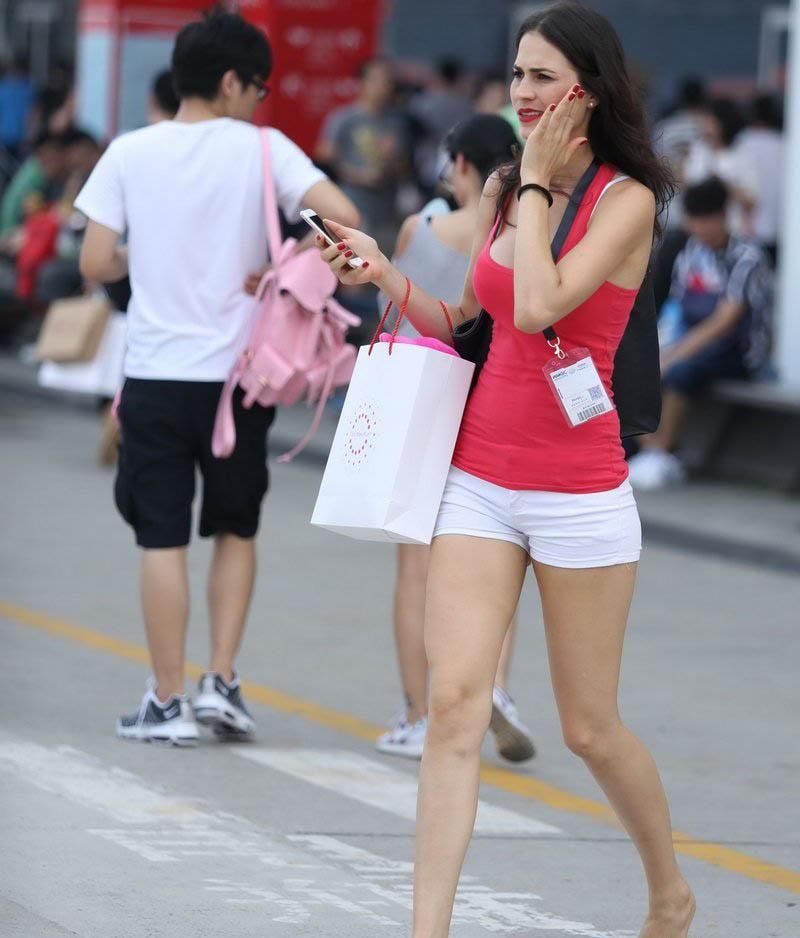 街拍:外国小姐姐白色紧身热裤，修长美腿夺人眼球