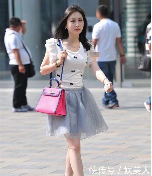 #俏丽#街拍妹子,俏丽性感,丰腴有致,无需刻意气质自来
