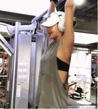 她婚姻失败不幸流产,42岁逆袭成马甲线女神,和小鲜肉谈恋爱!