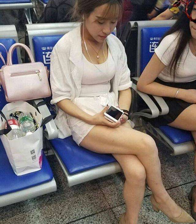 街拍：开叉裙的小姐姐，三个并排凸显细直的大长腿