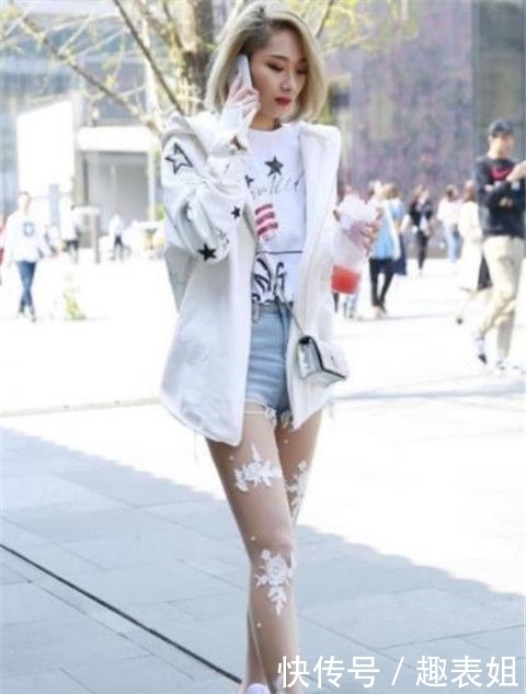  衬托出|街拍：长发披肩的小美女，美丽的黑色连衣裙十分大方得体，衬托出美体的优雅气质