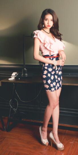 甜蜜动人的紧身裙美女，映衬女性的优雅气质！