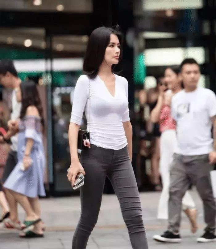 「颜值」街拍有时候身材比颜值更重要,这位美女做了最好的诠释
