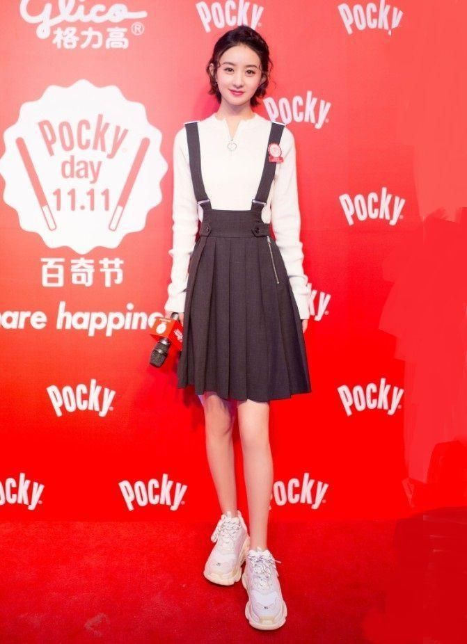 别看赵丽颖显娇小,穿一袭薄纱长裙女人味十足,气质就是不一般!