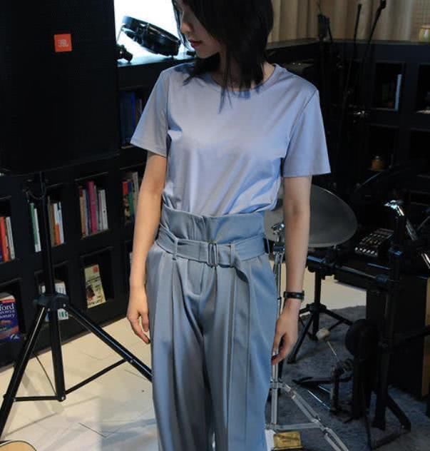  #气质#不想穿得太花哨，又怕黑白灰显老？试试高级的雾霾蓝，特别显气质