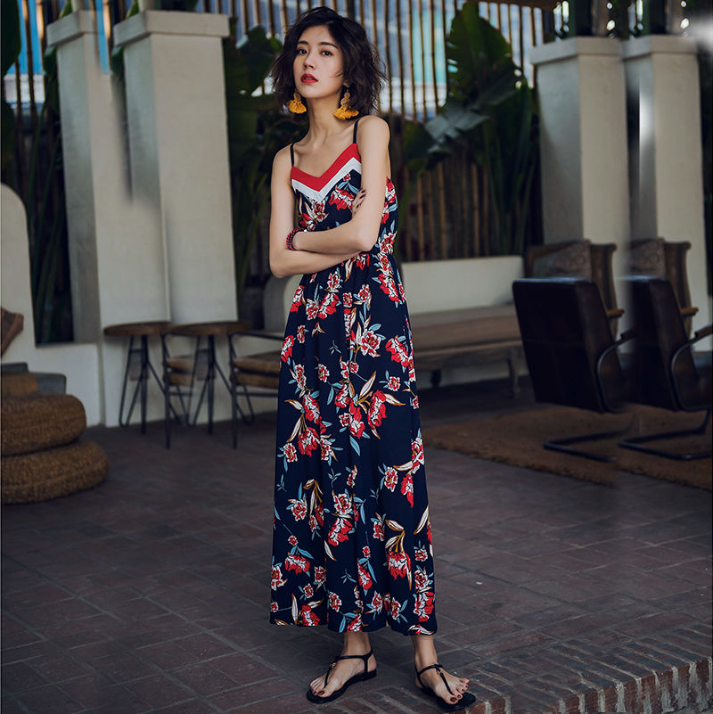 身材性感的女人，穿上波西米亚连衣裙，慵懒飘逸，惊艳整个海滩