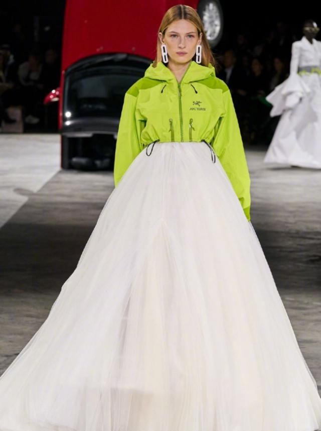  礼服：这大约就是我见过最“潮”的婚纱礼服，“一半运动衣一半长裙”，贼引人注意