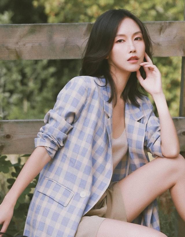  #能体现出#成熟女人不要再穿大地色了，亮色的服装更显女人味，优雅又气质