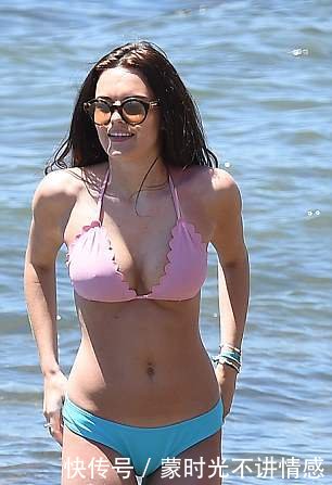 美女明星艾米丽·布莱克威尔漫步沙滩，身材完美，闪耀无比！