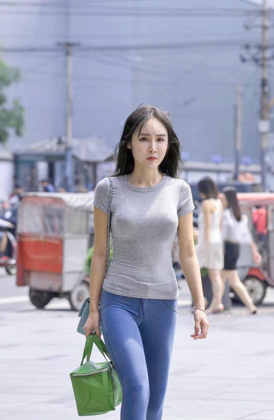 小姐姐苗条的身材前凸后翘，穿着高腰蜜桃提臀裤真的好紧噢