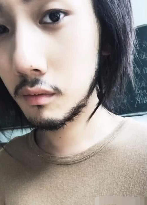 抖音史上最帅“中分哥”爆红，看到他的最终发型。只认他做老公