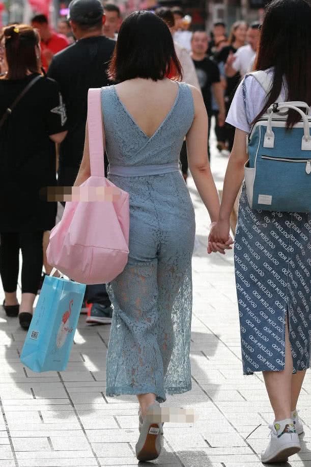 街拍:小姐姐紧身连体衣撑出100分身材，配上沙宣发型，时尚漂亮