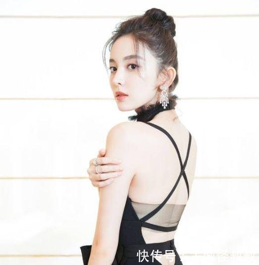 古力娜扎真是拼，穿透视纱裙大秀性感酥胸，网友张翰该后悔了