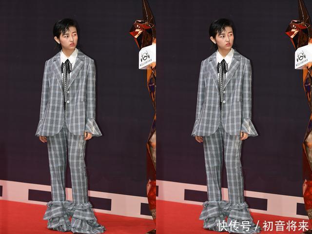 17岁张子枫和21岁关晓彤出席电影红毯，网友：差别太大了！