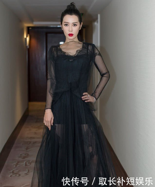 余男太保守了,穿V领长裙还在胸前加一块薄纱,恰到好处的性感!