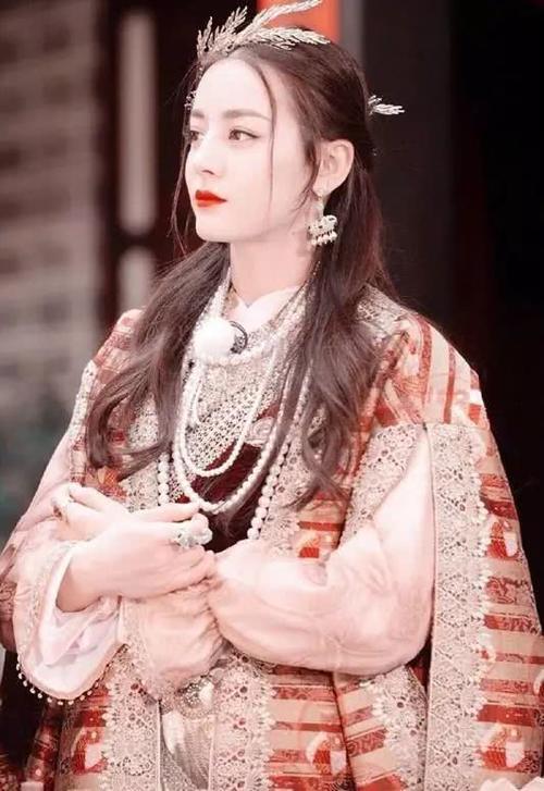 迪丽热巴穿T恤几乎是平胸，但穿上裙子大变样，都快被她迷晕了！