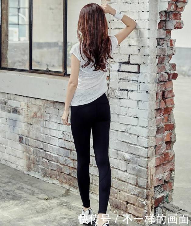 街拍:紧身裤小姐姐,让自己变得美丽动人,还能很好的瘦身!