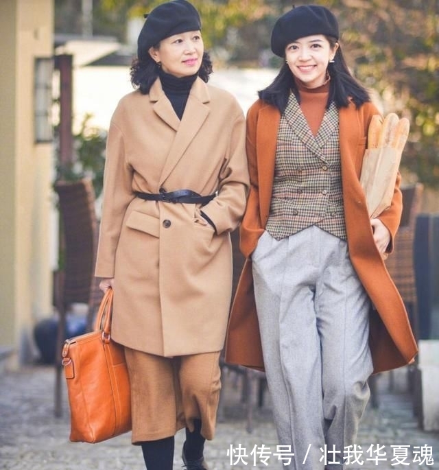 穿搭@50岁的女人别大衣配打底裤,学“三木母女”这样穿,优雅又时髦!
