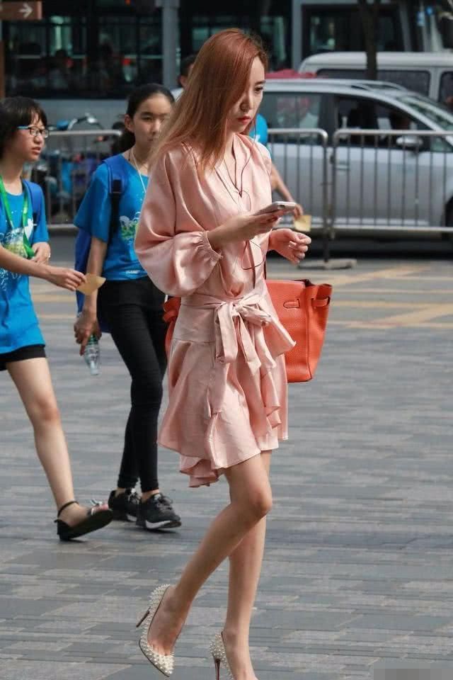 那些看上去很有女人味的穿着搭配,大多都是长裙飘飘的女子!