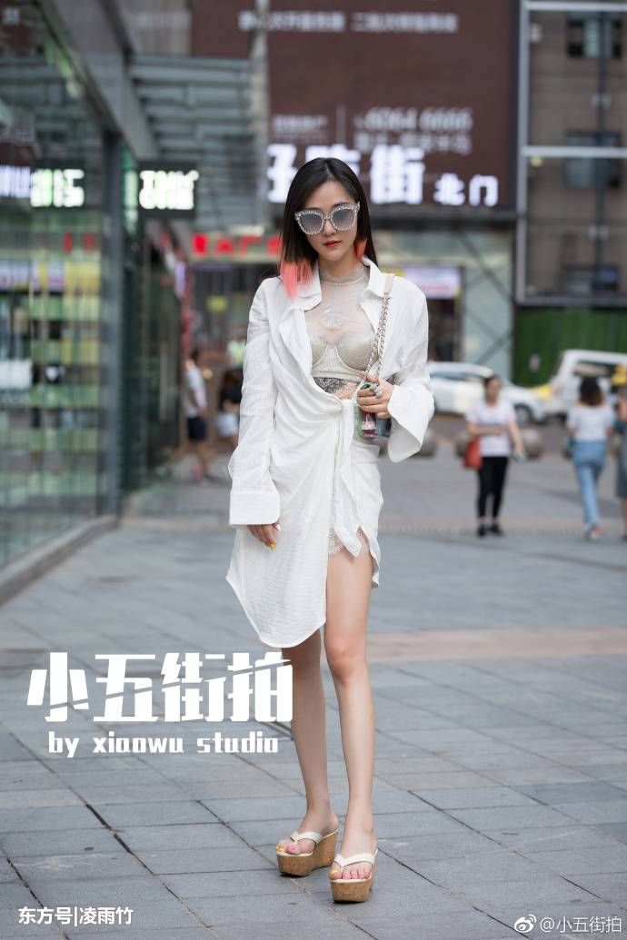 重庆街拍，好身材配上简单的净色吊带连衣裙也是好看的