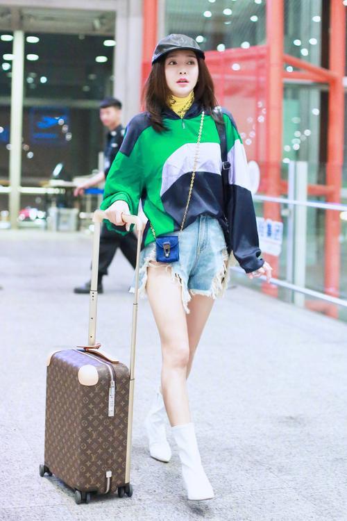 秦岚为了美太拼了，牛仔短裤剪成倒三角，网友：看腿就够了