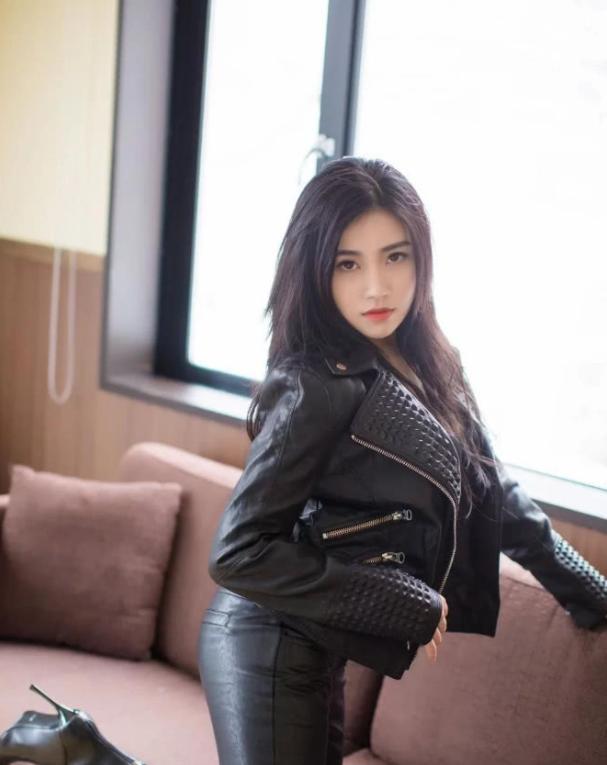 乖巧可爱的皮裤小姐姐,认真起来一点不失女人味!