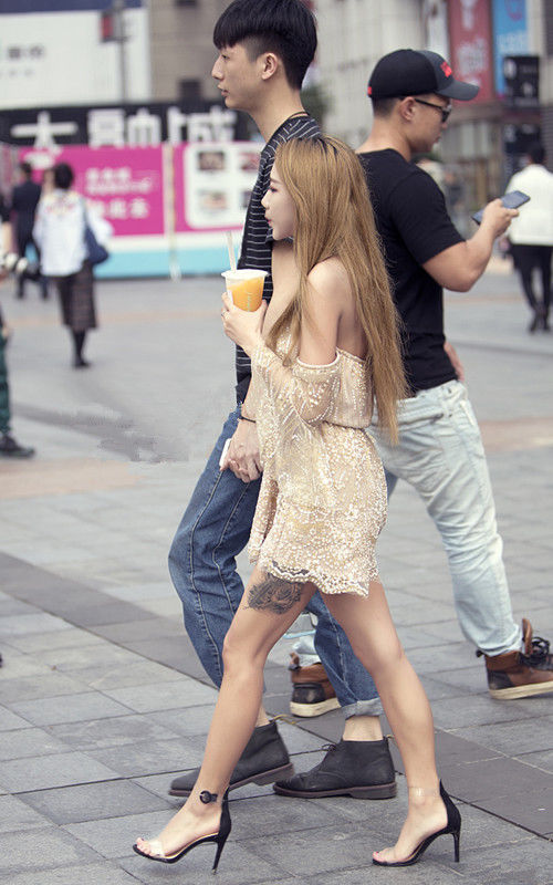 路人街拍:纯色吊带短款上衣+高腰半身裙,休闲时尚显气质