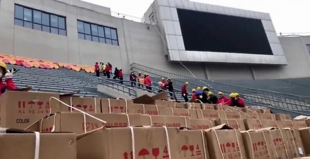  『球场』中国足坛上演暖心一幕！球迷自发参与球场改造，国足福地大变脸