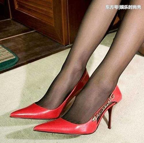 尖头细跟干净利落, 还能展现流畅的脚背弧度