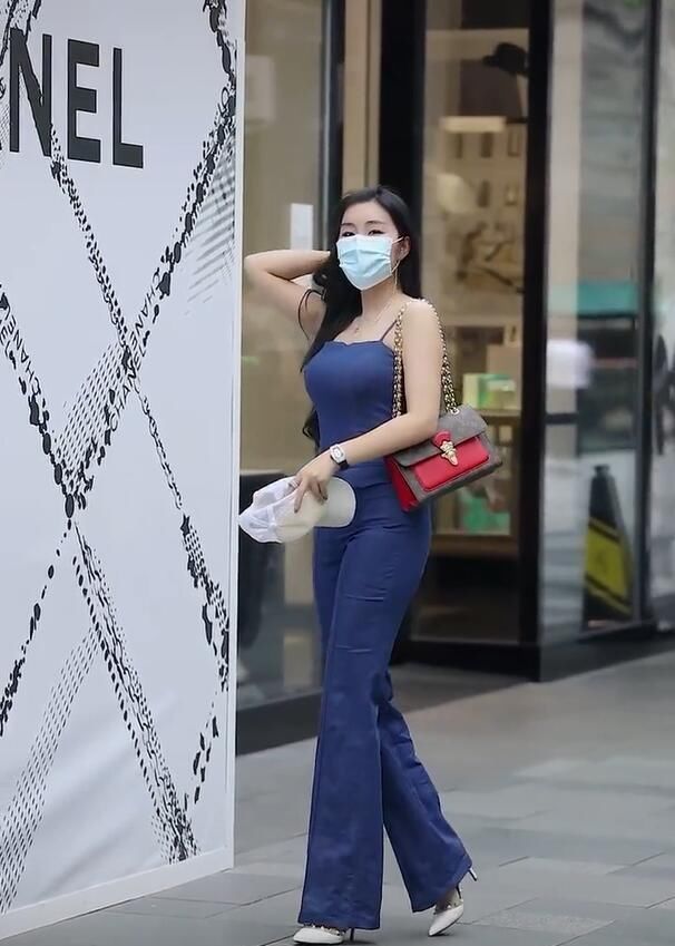  喇叭裤：喇叭裤美女很耐看，轻熟也大胆尝试的花样