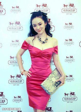 霍思燕粉色低胸裙亮相,衣着贴身显丰满,没想到坐下瞬间亮了