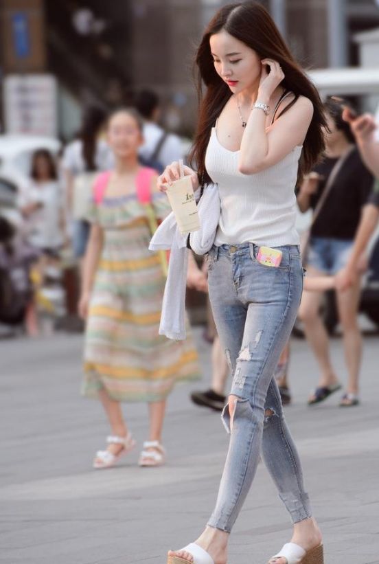  「气质」街拍：气质高贵的美女，身姿挺拔，魅力十足