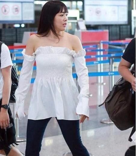 「美女」街拍耀人凹凸的紧身打底裤美女,搭配唯美时尚,拥有纤细大长腿