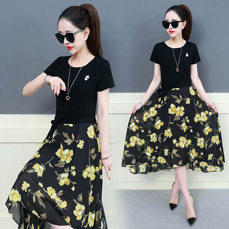 这些裙子是真心好看，闺蜜看见就走不动道了，穷成那样还买了2条