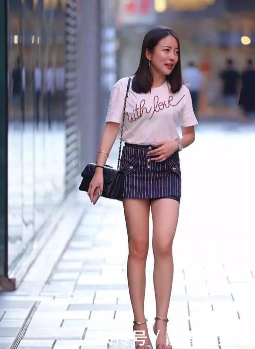 『粉色』街拍:秀丽端庄的美女,一条粉色的吊带连衣裙,清新靓丽气质迷人