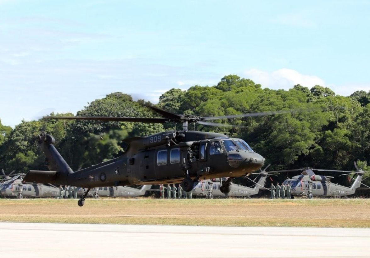  「台湾」台湾一架载13人黑鹰直升机迫降 目前已找到10人