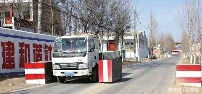 农村路限宽又限高, 专家说应该拆掉, 农民反问了一句, 专家沉默了