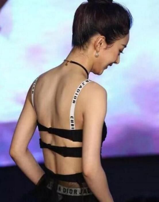 赵丽颖真绝了，内衣外穿引热议，网友：好好的农村娃到城市学坏了