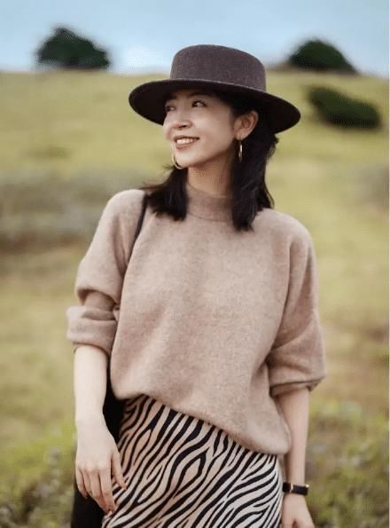  #博主#三木果然是“气质博主”，撞色连衣裙配牛仔外套，高级又时髦