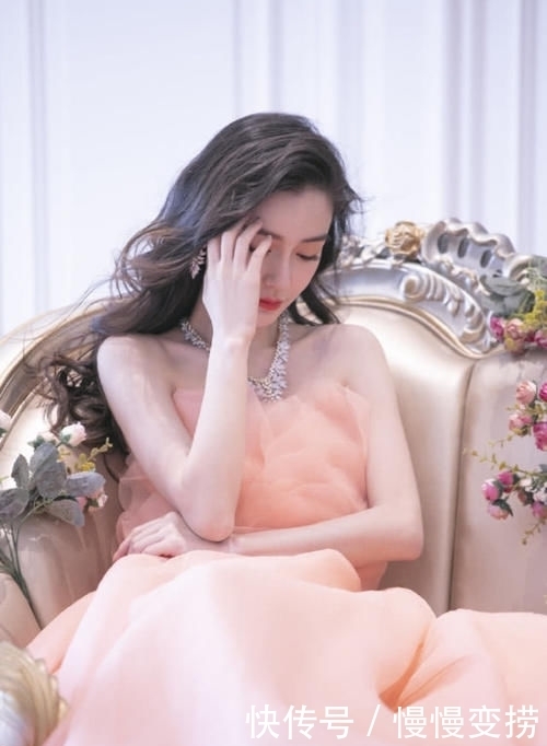 『 杨颖』瞬间少女感十足，杨颖新造型也太美了一袭抹胸薄纱裙配波浪卷