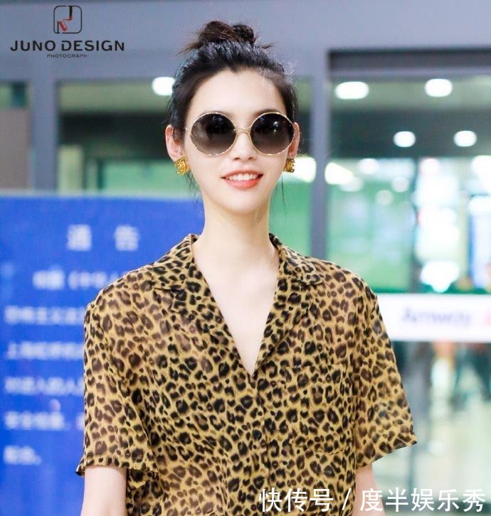 奚梦瑶身穿豹纹衬衫搭配黑色牛仔短裤亮相某机场, 豹纹衫好性感