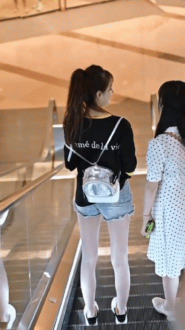 辣串■搞笑GIF:但愿你上厕所的时候和你吃辣串的时候一样坚强